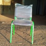 Chaise en tissu avec écritoire